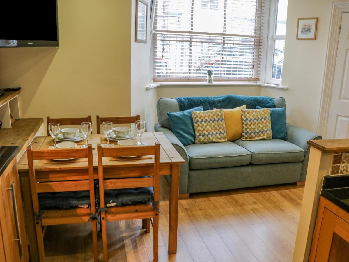 Apartment 6 *