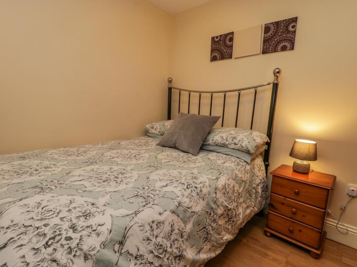Apartment 6 *